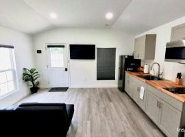 All modern Studio with private entry & parking., hotel in Brandon