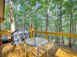 Pet-Friendly Eureka Springs Rental with Private Deck, loma-asunto kohteessa Eureka Springs