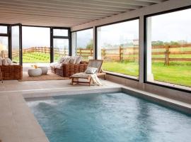 Wishome-Villa espectacular en gran jardín, con piscina climatizada privada, hotel a Prellezo