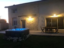 Gîte avec spa privatif à 500m de MARGAUX: Soussans şehrinde bir aile oteli