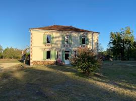 Chambre d'hôte Lo Sauneï aux Lesmaisonsdeshoussats, smeštaj za odmor u gradu Trensacq