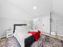 Close to mall with private toilet, Free Wi-Fi and Parking, hótel í Toronto