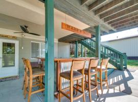 2-Level Home with Deck half Mi to Lake McConaughy!, hotel in Lemoyne