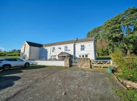 -- Huge -- 5-bedroom home & Private Gym by Tailored Accommodation, pet-friendly hotel in Swansea