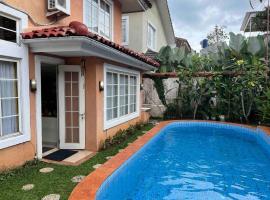 Private Villa with Swimming Pool, hotell med parkering i Babakan Madang