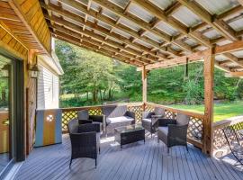 Cozy Livingston Manor Home with Wood-Burning Stove!, hotel en Livingston Manor