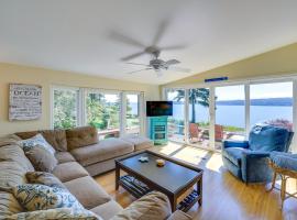 Cozy Langley Retreat Water Views and Beach Access, villa em Langley