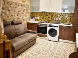 City centre Pied-à-Terre near food market and walking distance to bus terminus, hotel vo Vallette