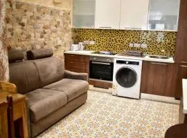 City centre Pied-à-Terre near food market and walking distance to bus terminus