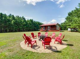Cozy Summit Cabin with Hiking Trails and Fishing Pond!, hotel with parking in Summit