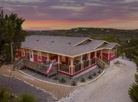 Hot Tub, Fire Pit and Games Canyon Lake Retreat