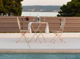 Beach Haven house with pool and Jacuzzi, vila di Kastela