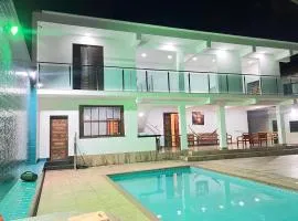 Casa grande com piscina