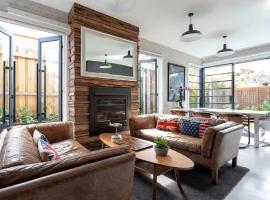 The Kings Domain at The House of Windsor by Ready Set Stay - Ground Level, hotel v Melbournu