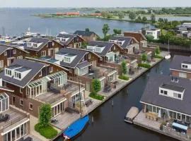 Luxurious home with jetty, in a water-rich holiday park not far from Amsterdam
