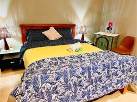 Queen Room in share house of De Murray B&B in Centre Queanbeyan & Canberra airport, holiday rental in Queanbeyan