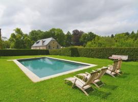 Situated in wonderful castle grounds in Gesves, holiday home in Gesves