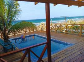 Villa Devonia - Beachfront Cabins with Pool at Tela, HN，特拉的飯店