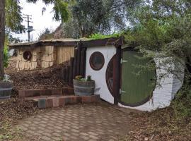 Rivendell Farmstay Hobbit Hole, hotel with parking in Cambridge