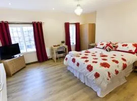 Emporium Apartments - Nottingham City Centre - Your own 7 Bedrooms Apartment with 3 Bathrooms and full Kitchen - "Cook as you would at Home" - opposite Victoria Centre Shopping Centre - Outdoor Parking for Cars or Vans at five pounds a day