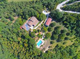 Country Cottage in Marche with Swimming Pool โรงแรมในApecchio