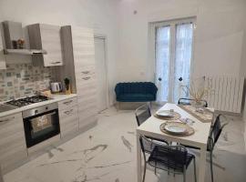 NewLife 815 Holiday Home White – tani hotel w mieście Mercato San Severino