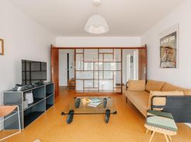 Sixties 64 2 bedrooms apartment with a balcony and parking in Biarritz, location de vacances à Biarritz