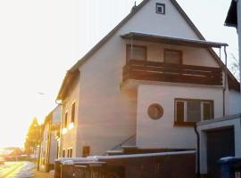private gemütliche Einliegerwohnung, cheap hotel in Enkenbach-Alsenborn