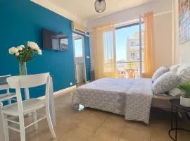 Studio à 100 m de la plage avec clim et balcon