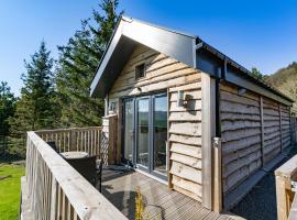 Hedgehog Lodge with Hot Tub, Ferienunterkunft in Cupar