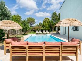 Belle villa au calme avec piscine, מלון באנטיב
