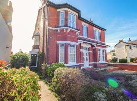 Spacious Victorian Birkdale Apartment with Garden, pet-friendly hotel in Southport