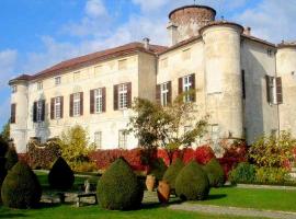 Charming Elegant castle flat with large garden, rumah percutian di Rocca Grimalda