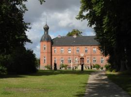 Gutshaus - Gut Wittmoldt โรงแรมที่มีที่จอดรถในWittmoldt