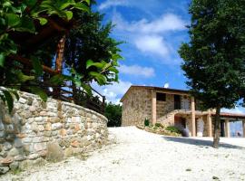 Timeless villa in Cagli with garden and swimming pool, ubytování v soukromí v destinaci Cagli