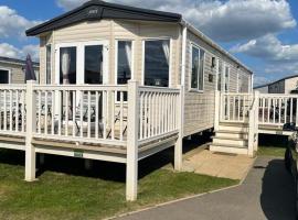 3 Bedroom Caravan in Tattershall lakes Holiday Park、タターズホールのアパートメント