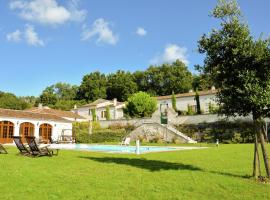 Luxury apartment with terrace sauna tennis pool, rumah kotej di Saint-Preuil