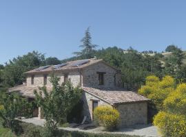 Cozy Apartment with Garden Patio Storage Deckchairs BBQ, hotel económico en Pennabilli