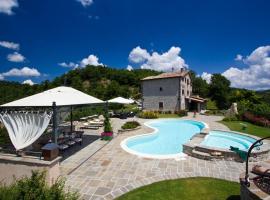 Nice apartment in Apecchio with shared swimming pool, hotel in Apecchio