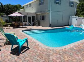 Poolside Paradise & Beach Bound, Ferienunterkunft in Seminole