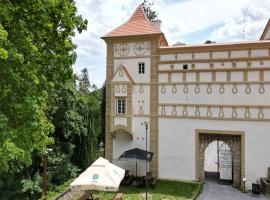 Zámek Castle Račice - Předzámčí Forecastle, cheap hotel in Račice