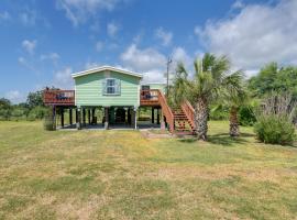 Sunny Crystal Beach Cottage with Deck and Grill!, villa en Crystal Beach