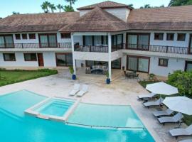 Spacious 6-Bedroom Villa with Pool, Jacuzzi, BBQ, and Resort Amenities in Casa de Campo, Ferienunterkunft in La Romana