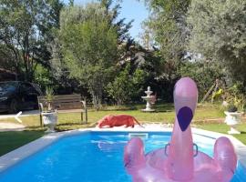 Hollidays home piscine et jardin, villa in Plan-de-Cuques