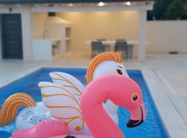 Villa Salvore - new luxury house, heated pool, near beaches, playroom - Istria, hotel s golf terenima u Savudriji
