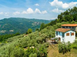 Idyllic Holiday Home in Pescia with Swimming Pool, hôtel à Uzzano