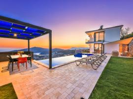 Luxury Sea View Villa w Pool Near Beach in Kalkan, hotell i Kalkan