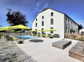 Fancy Holiday Home in Sainte C cile with Pool House Indoor Pool, hotell i Sainte-Cécile