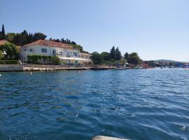 Group Holiday Accommodation Natura Croatia, Sleeps Up To 13 People, rumah percutian di Maslenica