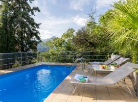 Villa Panorama with private pool - Happy Rentals, hotel v destinácii Nago-Torbole
